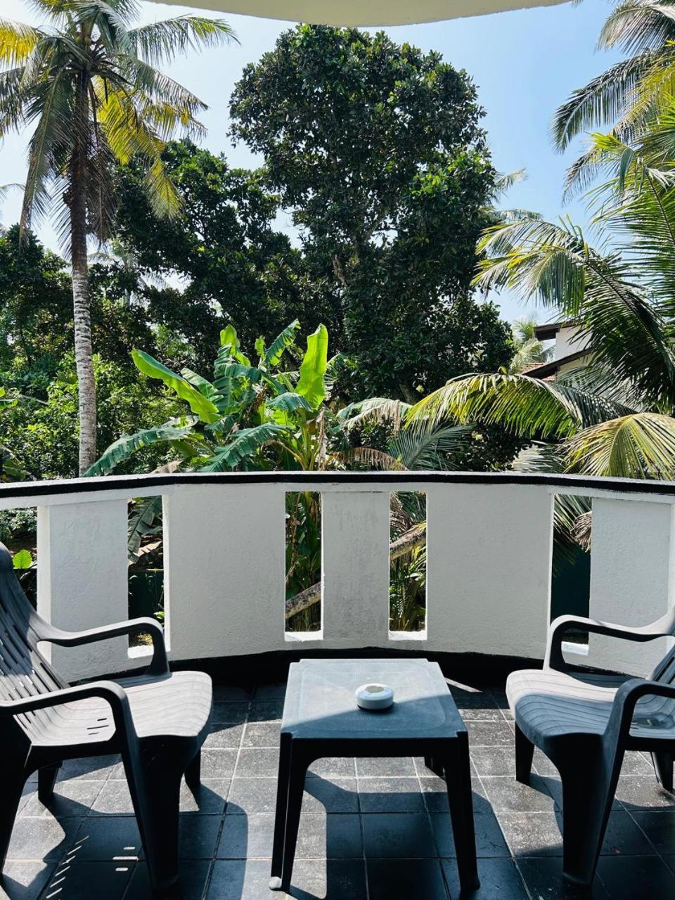 White House & Sea Food Restaurant Hostel Hikkaduwa Ngoại thất bức ảnh