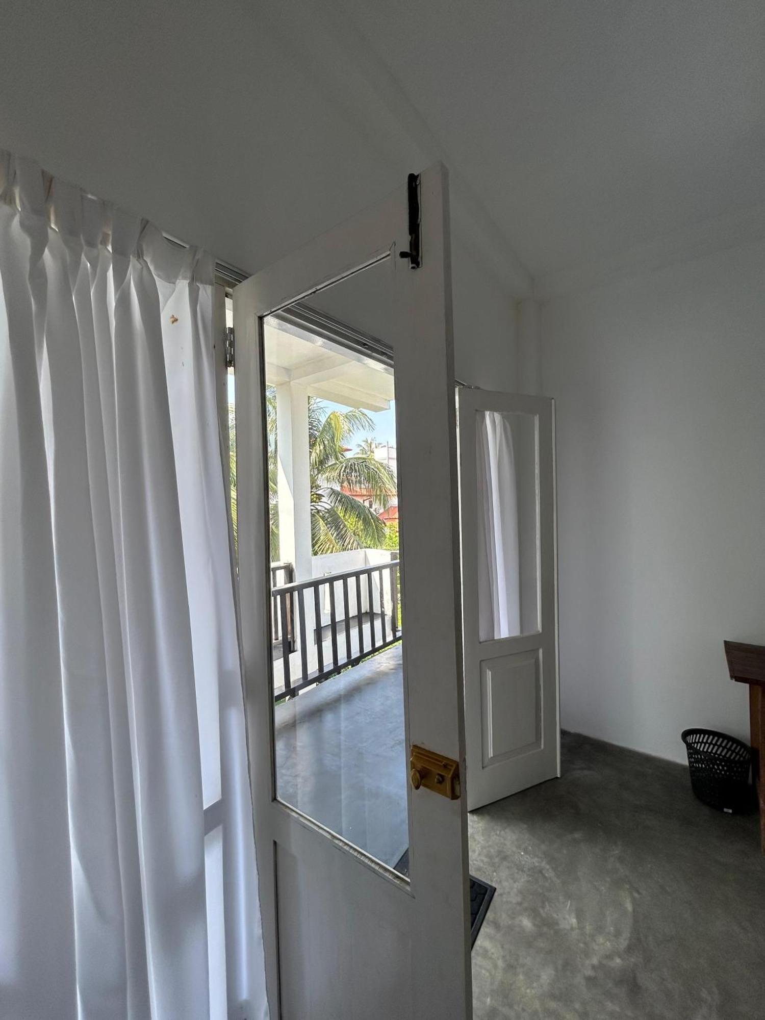 White House & Sea Food Restaurant Hostel Hikkaduwa Ngoại thất bức ảnh