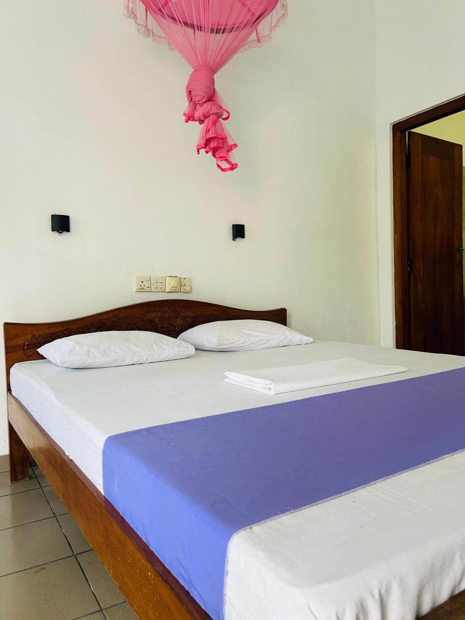 White House & Sea Food Restaurant Hostel Hikkaduwa Ngoại thất bức ảnh