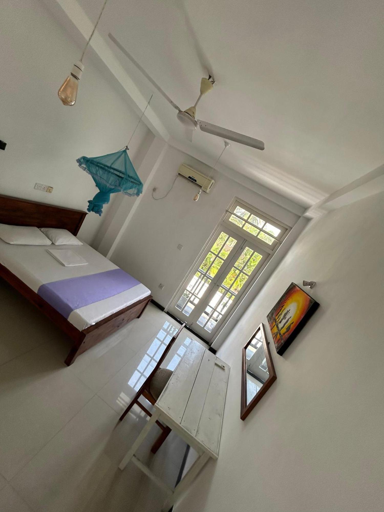 White House & Sea Food Restaurant Hostel Hikkaduwa Ngoại thất bức ảnh