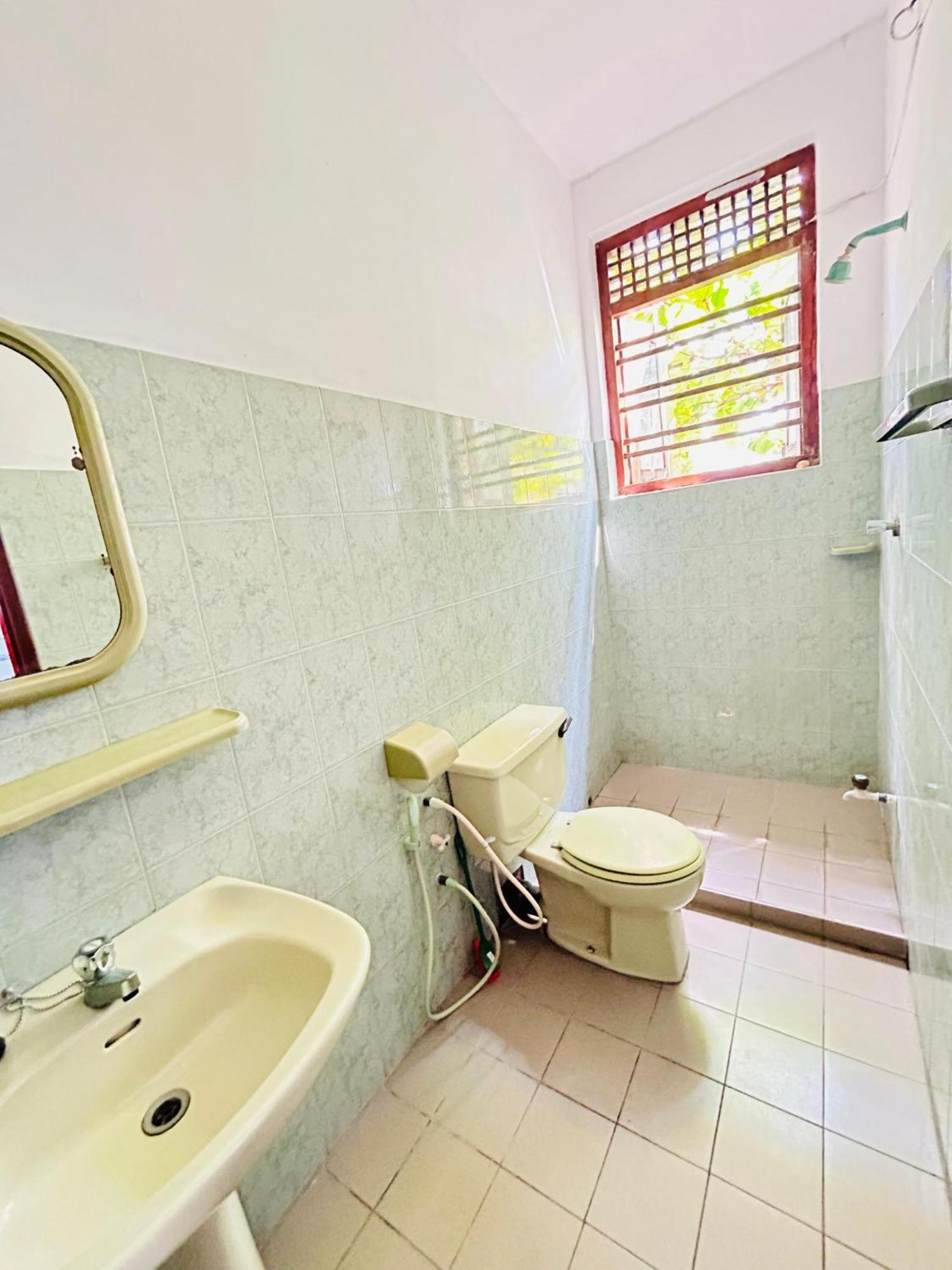White House & Sea Food Restaurant Hostel Hikkaduwa Ngoại thất bức ảnh