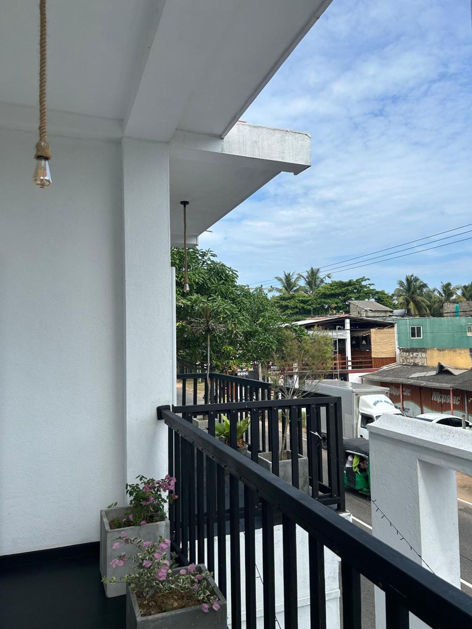 White House & Sea Food Restaurant Hostel Hikkaduwa Ngoại thất bức ảnh