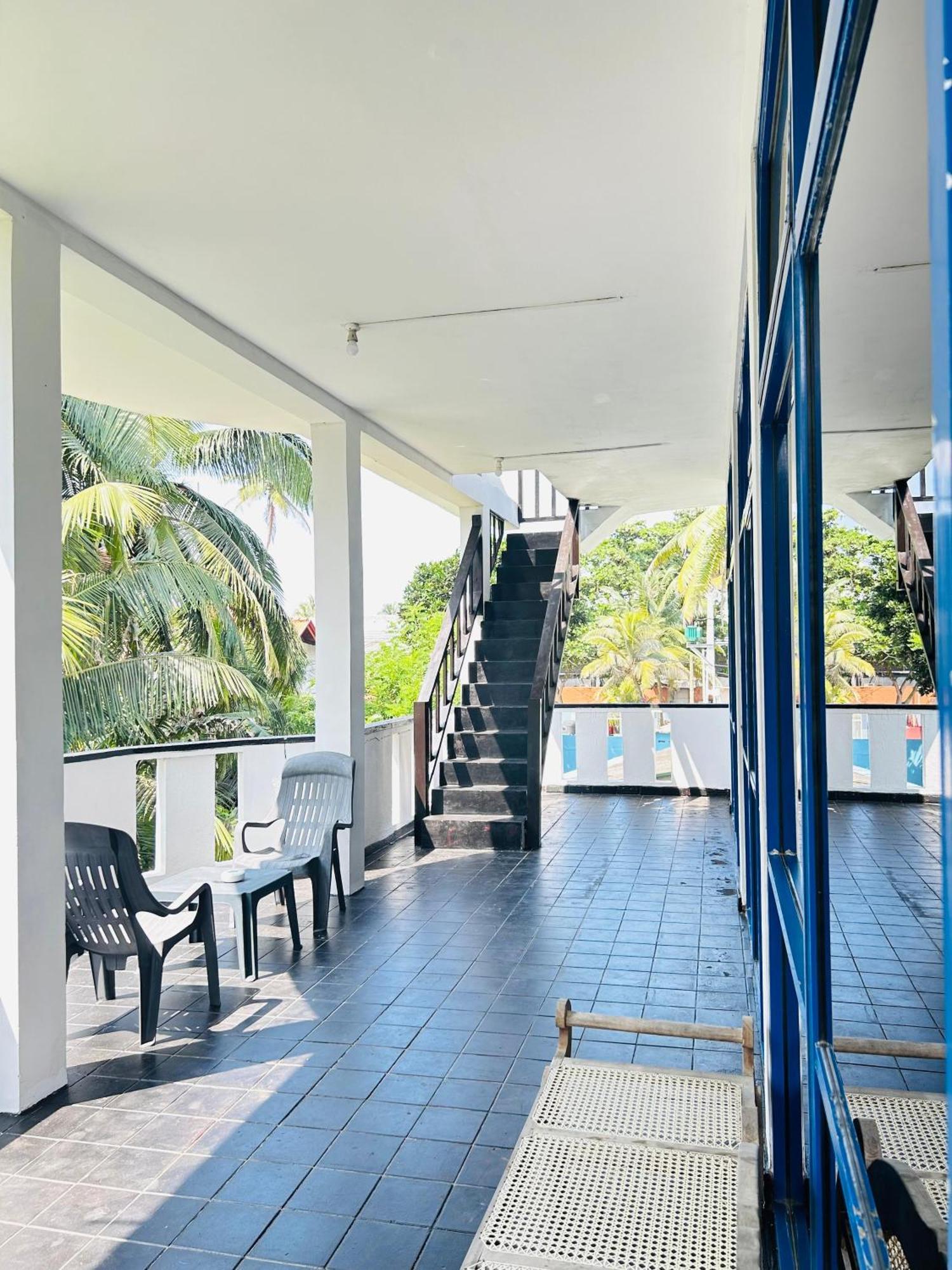 White House & Sea Food Restaurant Hostel Hikkaduwa Ngoại thất bức ảnh